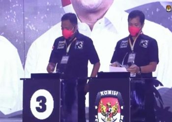 Pasangan Olly Dondokambey-Steven Kandou berbicara saat debat kandidat