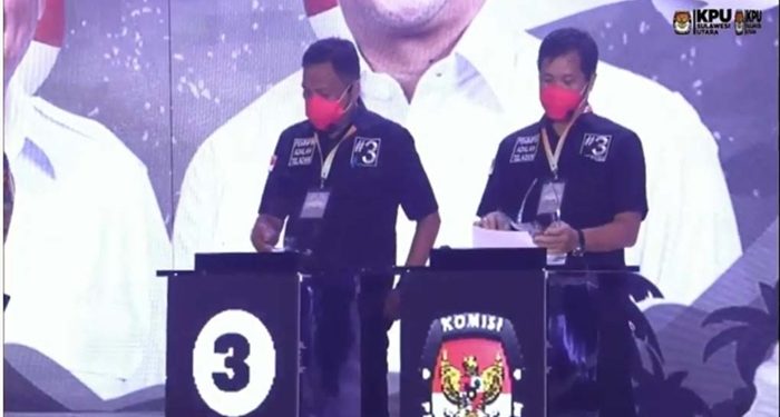 Pasangan Olly Dondokambey-Steven Kandou berbicara saat debat kandidat