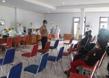 Pekerja migran dari Tiongkok wajib menjalani screening saat dipulangkan. (foto: Dinkes Sulut)