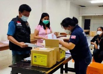 Pengawasan penyortiran surat suara oleh Bawaslu Sitaro. (Foto: istimewa)