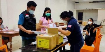 Pengawasan penyortiran surat suara oleh Bawaslu Sitaro. (Foto: istimewa)