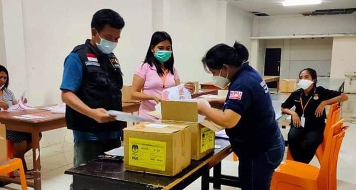Pengawasan penyortiran surat suara oleh Bawaslu Sitaro. (Foto: istimewa)