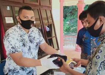 Penyaluran APD dari Bawaslu kepada salah satu pengawas kecamatan.(Foto:ist)