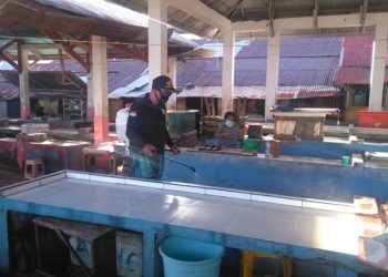 Penyemprotan disinfektan di Pasar Ulu.(Foto:Stenly/Barta1)