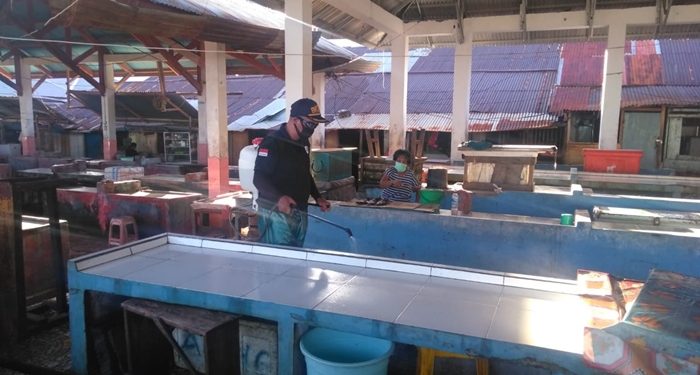 Penyemprotan disinfektan di Pasar Ulu.(Foto:Stenly/Barta1)