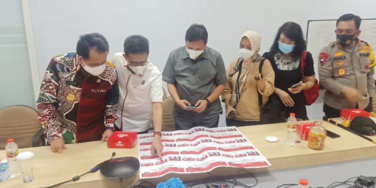 Kajati Sulut Bersama KPU Sulut Pantau Proses Pencetakan Surat Suara