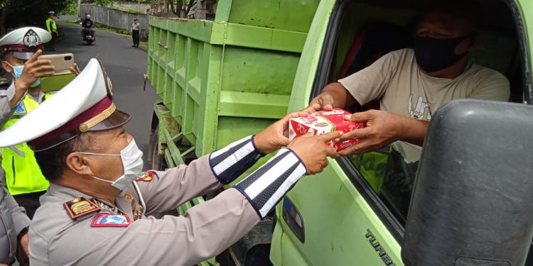 Satlantas Polres Sitaro Bagikan Masker dan Makanan Ringan