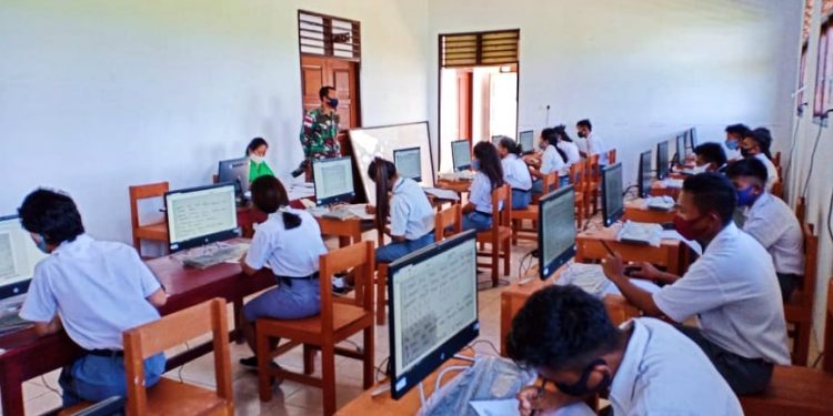 Prajurit AL Posmat Marampit Bantu Awasi Ujian Pelajar di Perbatasan