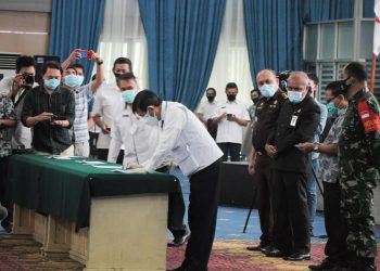 Walikota GS Vicky Lumentut ikut menandatangani pakta integritas menyangkut netralitas ASN. (foto-foto: Humas Pemkot Manado)