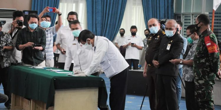 Walikota GS Vicky Lumentut ikut menandatangani pakta integritas menyangkut netralitas ASN. (foto-foto: Humas Pemkot Manado)