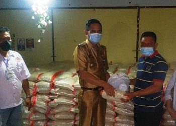 Bansos Covid-19 untuk Kecamatan Paaldua diterima langsung secara simbolis oleh Camat Glenn Kowaas dari Kabid Fakir Miskin Dinsos PMK Decky Senduk.