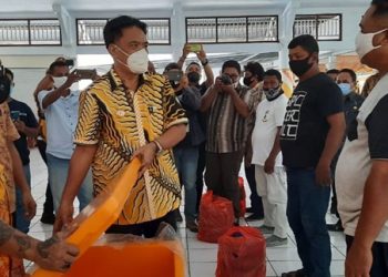 Bupati Sangihe menyerahkan paket bantuan kepada perwakilan nelayan