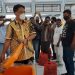 Bupati Sangihe menyerahkan paket bantuan kepada perwakilan nelayan