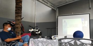 Calon Wakil Walikota Nomor Urut 4 Harley Mangindaan tengah menyimak paparan hasil survei terbaru Indo Barometer secara virtual