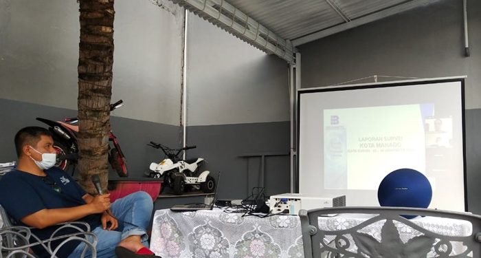 Calon Wakil Walikota Nomor Urut 4 Harley Mangindaan tengah menyimak paparan hasil survei terbaru Indo Barometer secara virtual