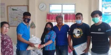 Kabid Jonny Lubis menyerahkan secara simbolis bansos kepada salah satu Lurah di Kecamatan Tuminting.