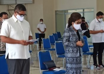 Paula Runtuwene dan Harley Mangindaan khusyuk mengikuti ibadah pengutusan yang berlangsung di Kantor Sinode GMIM. (foto: istimewa)