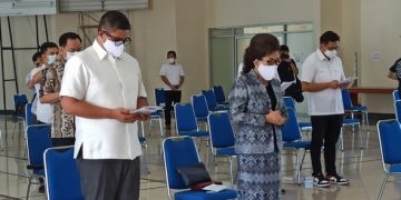 Paula Runtuwene dan Harley Mangindaan khusyuk mengikuti ibadah pengutusan yang berlangsung di Kantor Sinode GMIM. (foto: istimewa)