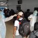 Pemeriksaan dan mengukur suhu tubuh pelaku perjalanan di pintu masuk pelabuhan aktif dilakukan tim satgas. (Foto:Stenly/barta1)