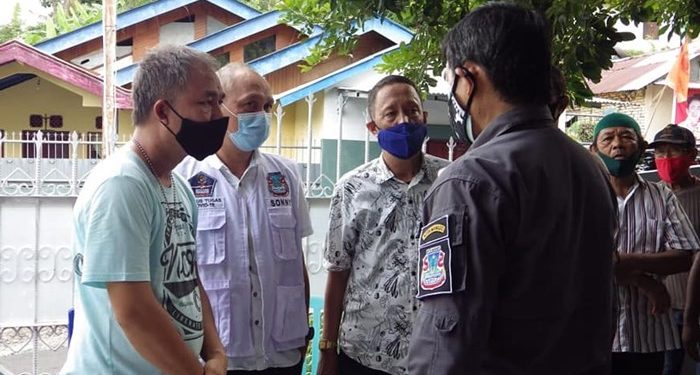 Walikota Manado Vicky Lumentut berbincang dengan masyarakat Manado beberapa di antaranya adalah Lansia. (foto Humas Pemkot Manado)