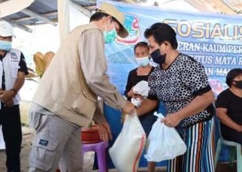 Walikota Manado GS Vicky Lumentut didampingi Kadis Sosial Sammy Kaawoan menyalurkan bansos Covid-19 tahap III di Kecamatan Bunaken
