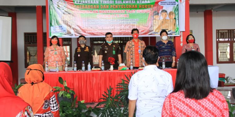 Penkum Kejati Sulut Gelar Penyuluhan di SMA Negeri 1 Bitung