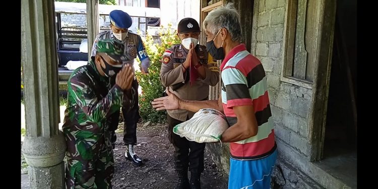 TNI-Polri Bagi-Bagi Bapok Beras di Tengah Pandemi