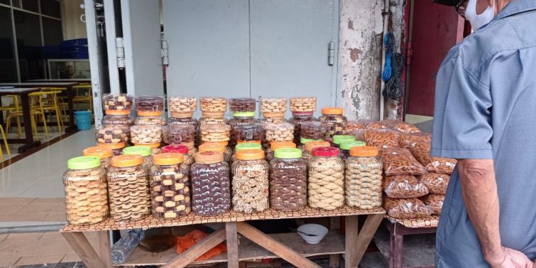 Penjual dan Pembeli Kue Natal di Manado Masih Sepi