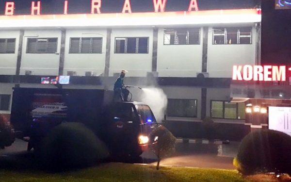Cegah Covid-19, 4 Mobil Polda Sulut Semprot Disinfektan di Manado