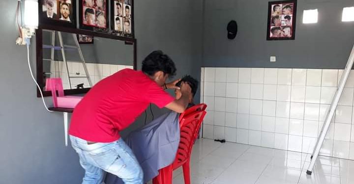 Usaha pangkas rambut di seputaran Ondong ini tetap bertahan meski di tengah pandemi. (Stenly/barta1)