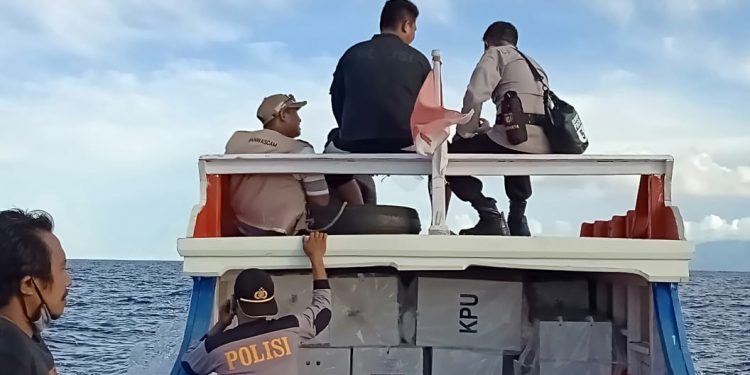 Diangkut Pamo, Polisi Kawal Kotak Suara dari Pulau Menuju KPUD Sangihe