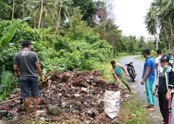 Kades Matahit Geram Sampah Nyasar Masuk Desa