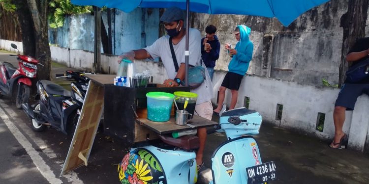 Menengok Perjuangan Wawan, Jualan Cendol di Tengah Pandemi