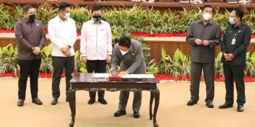 Suasana Rapat Paripurna DPRD Sulut dalam rangka usul pengesahan pemberhentian Gubernur dan Wakil Gubernur Sulut masa jabatan Tahun 2016-2021, dan pengumuman usul pengesahan pengangkatan pasangan calon Gubernur dan Wakil Gubernur Sulut terpilih dalam pemilihan Tahun 2020. (foto-foto: istimewa)