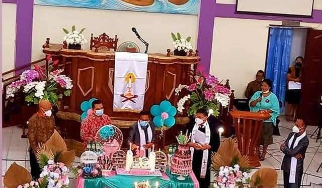 Pdt Arina Bantu Warga Terdampak Bencana di HUT GMIM Yarden Kampung Islam