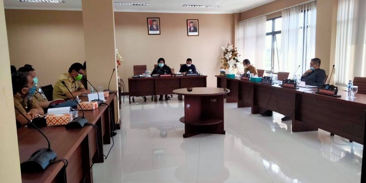 Wakil Rakyat Sulut Pertanyakan Nasib Guru Kepada Kepala BKD