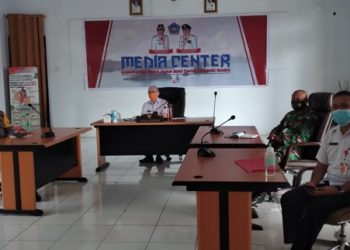 Wabup bersama Kapolres, danramil dan Kadinkes saat mengikuti rapat lewat video Conference. (Foto:Stenly/barta1.com)