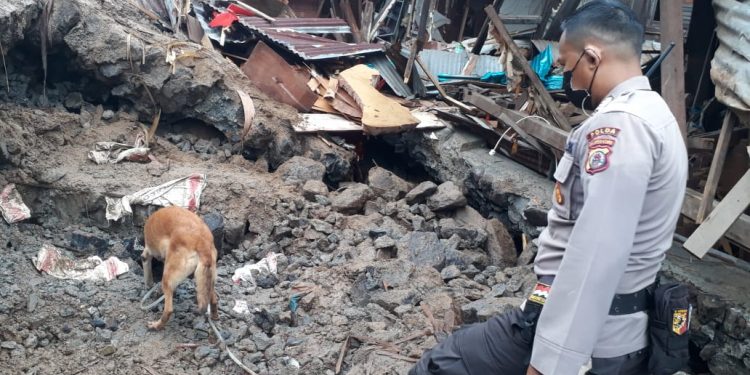 Anjing Pelacak Temukan Korban Tanah Longsor di Malalayang