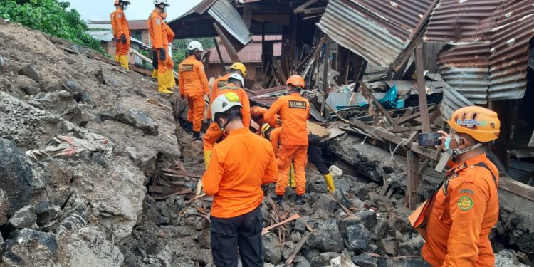 Tim SAR Gabungan Manado Evakuasi Korban Banjir dan Longsor