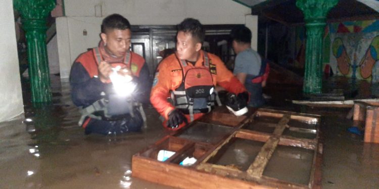 Basarnas Manado Evakuasi 51 Orang dan Cari Anak Hilang