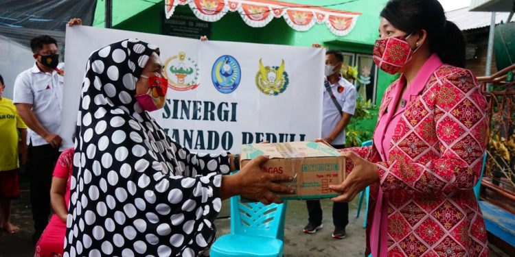 Yayasan Kemala Bhayangkari dan Persit Sulut Bagikan Bantuan