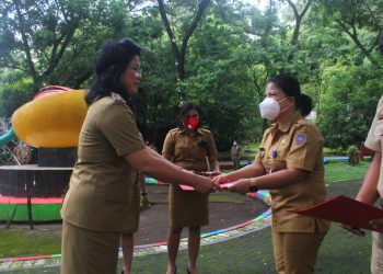 Apel Perdana, Bupati Sitaro Serahkan Surat Perintah Plt Kadisdik dan Kabag Kesra
