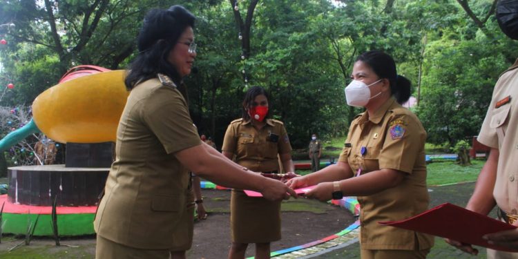 Apel Perdana, Bupati Sitaro Serahkan Surat Perintah Plt Kadisdik dan Kabag Kesra