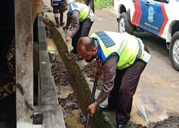 Ditlantas Polda Sulut Bersihkan Selokan Sisa Banjir di Paal IV