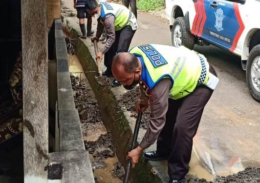 Ditlantas Polda Sulut Bersihkan Selokan Sisa Banjir di Paal IV