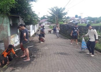 Pemuda Desa Sea Gotong-Royong Bersihkan Drainase