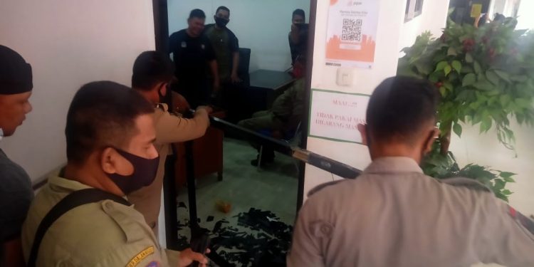 Pintu Sekda dan Ruangan Kabid Anggaran Pemkot Manado Dirusak