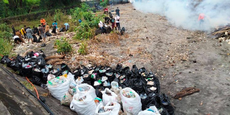 Tumpukan Sampah Dibersihkan di Boulevard Piere Tendean Manado