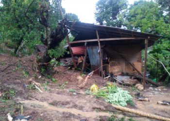 Tanah Longsor Hantam 2 Rumah Warga di Ranomuut