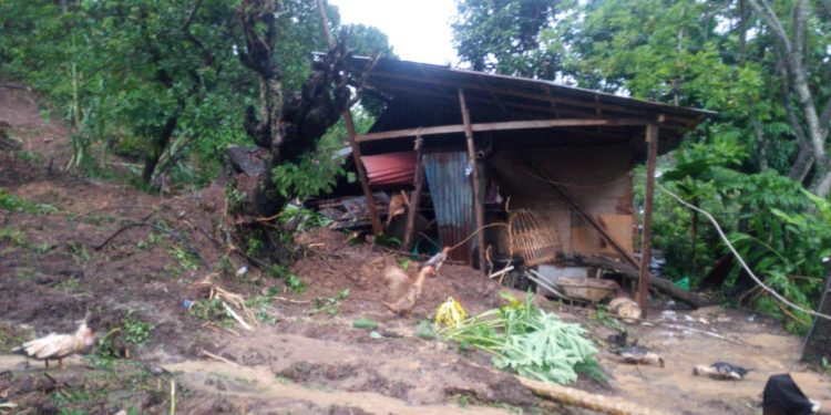 Tanah Longsor Hantam 2 Rumah Warga di Ranomuut